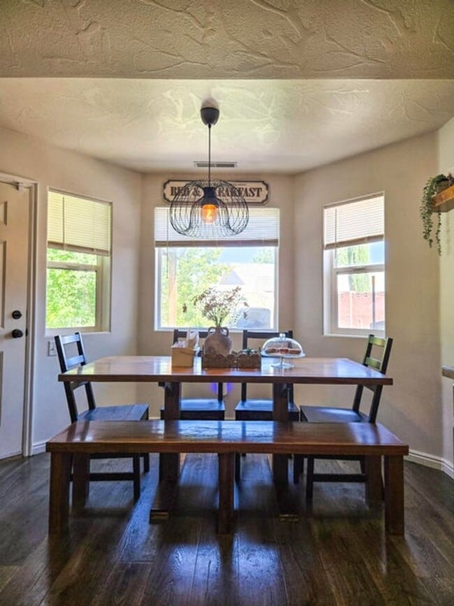 Building Photo - Charming 3 Bed, 2 Bath Home in Quiet Cul-d...