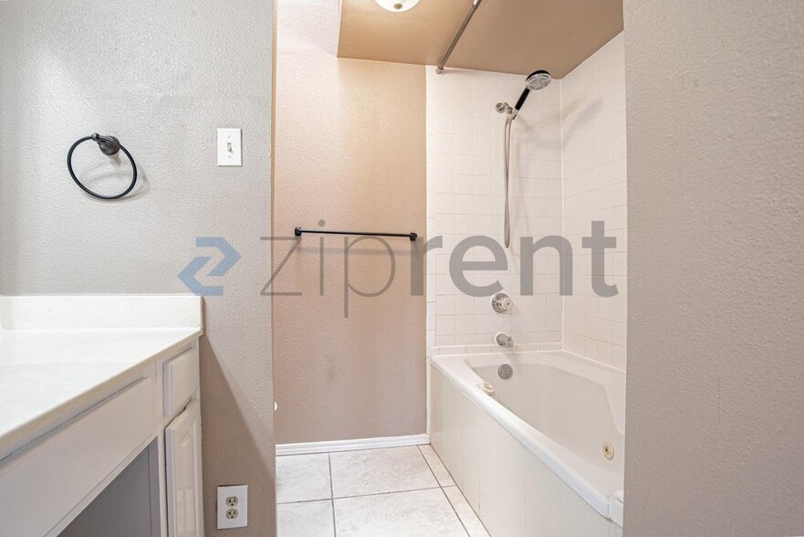 Building Photo - Unit A