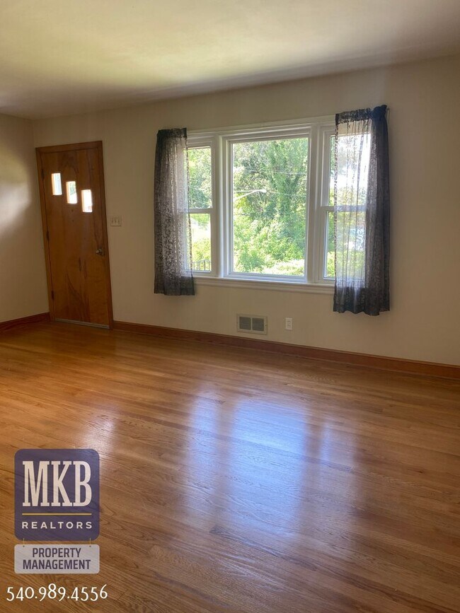 Building Photo - 3 Bedroom 2 Bath Brick Ranch- Hidden Valley School Zone