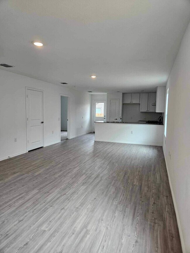 Building Photo - Welcome to Your Home in the Desirable Vida Subdivision!