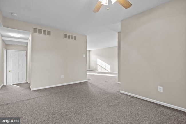 Building Photo - 560B Thrush Ct