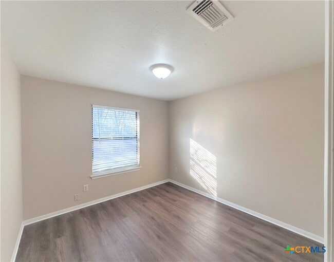 Building Photo - 2204 Phyllis Dr