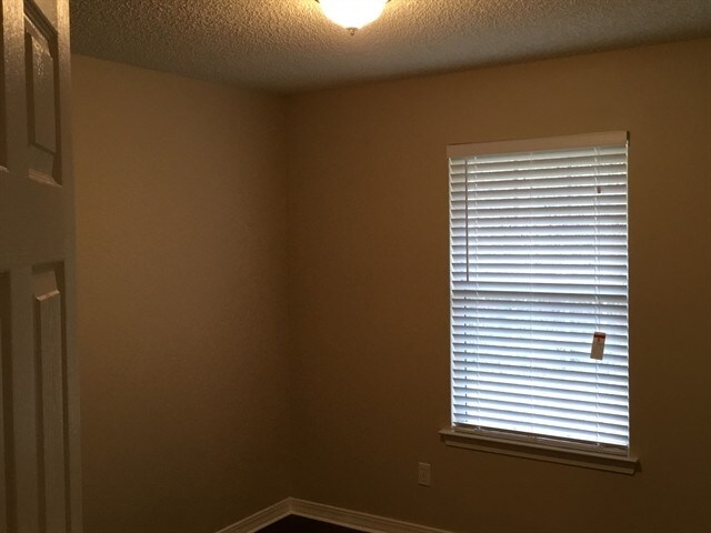 Building Photo - 6247 Ironside Dr N