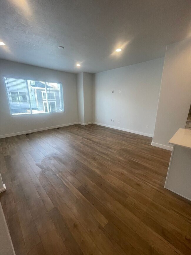 Building Photo - Beautiful New Townhome for Rent in Bluffdale!