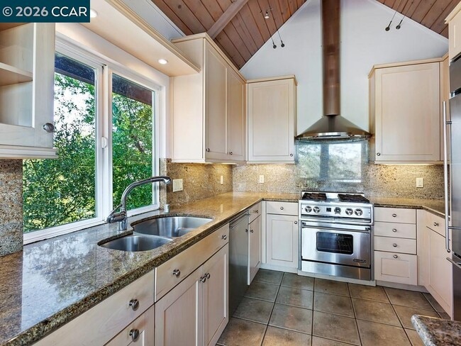 Building Photo - 99 Longridge Rd