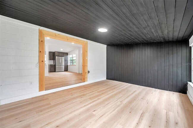 Building Photo - 209 Southeast Jefferson Cir N