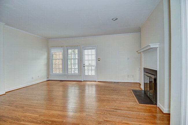 Building Photo - DOWNTOWN NORFOLK TOWNHOUSE