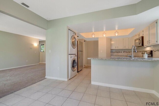 Building Photo - Stunning townhome on Palm Harbor Golf Course!