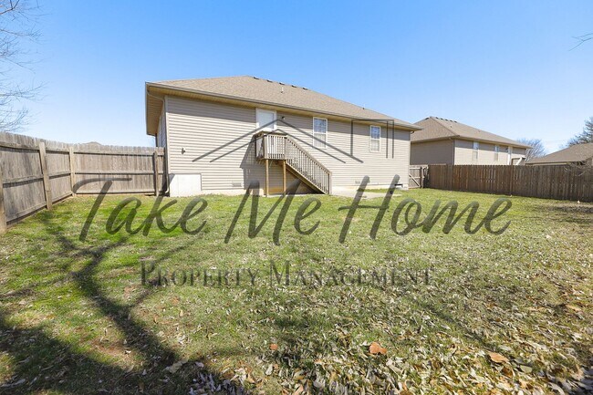 Building Photo - Charming 3 Bedroom