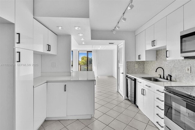 Building Photo - 9800 W Bay Harbor Dr