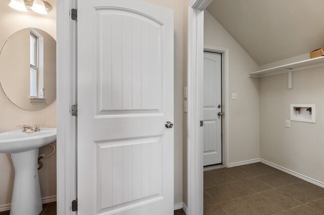 Building Photo - Spacious 3 Bed / 2.5 Bath in Prime Round Rock Location