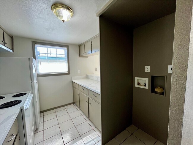 Building Photo - 1042 W Village Ct