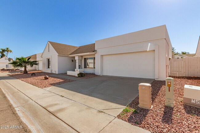 Building Photo - 3329 E Siesta Ln