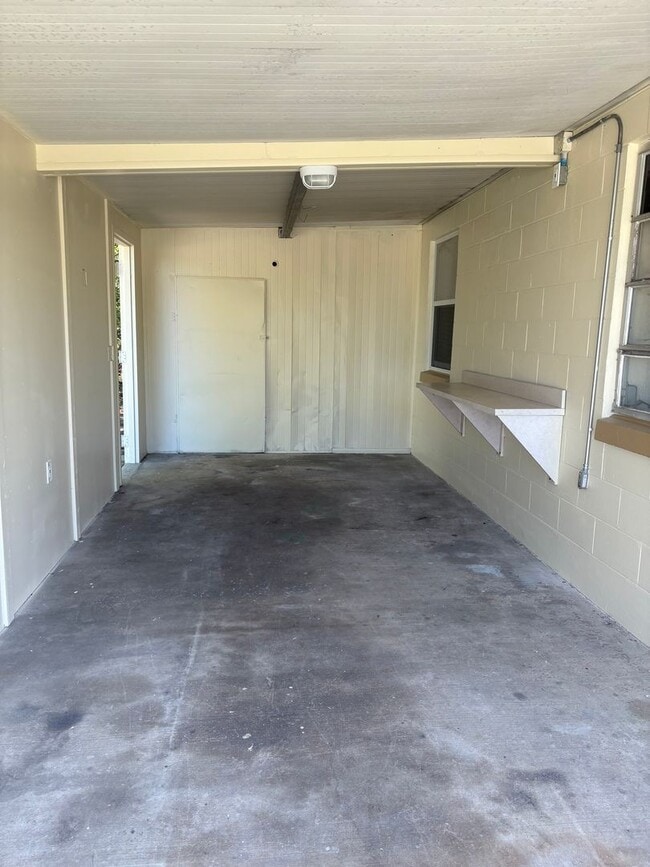 Building Photo - Totally Remodeled Deltona Beauty