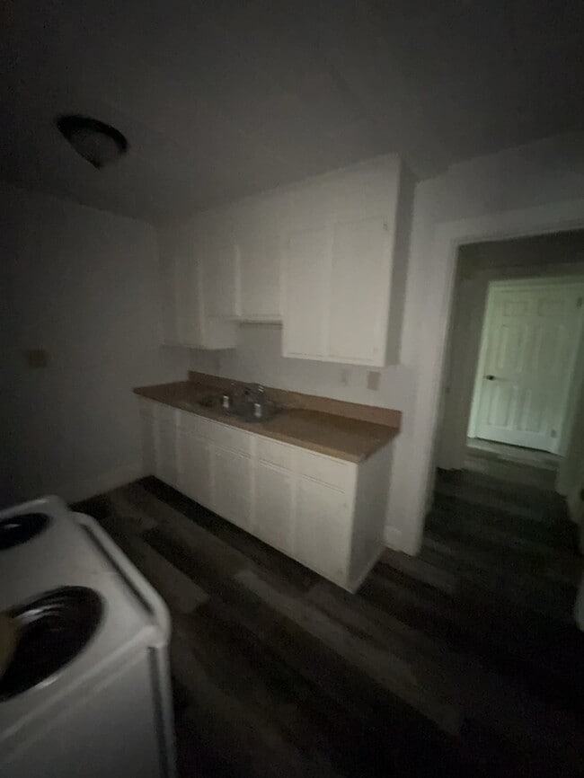 Building Photo - 2 Bedroom 1 Bathroom