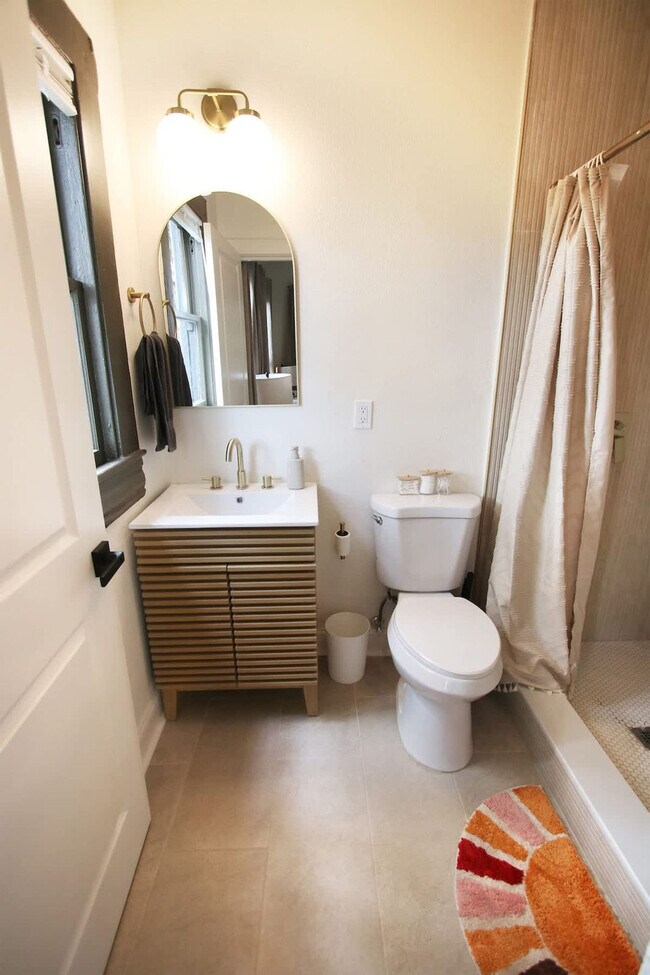 Building Photo - 102 W Emma St