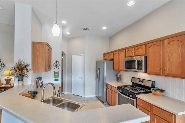 Building Photo - 310 Stewart Dr
