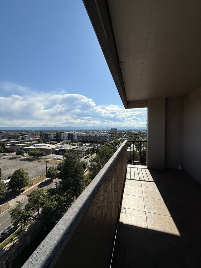 Building Photo - Spacious 1bd/1ba TOP FLOOR CONDO! Availabl...