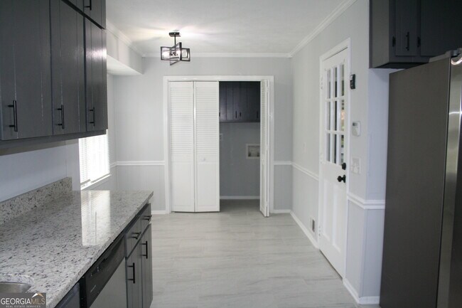 Building Photo - 2075 Pinewood Dr