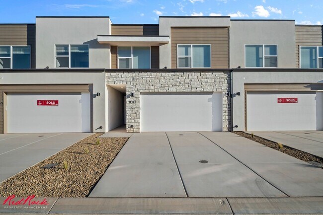 Building Photo - Newly Built Townhome!
