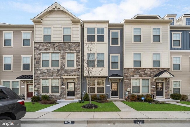 Building Photo - 829 Jarrett Ln