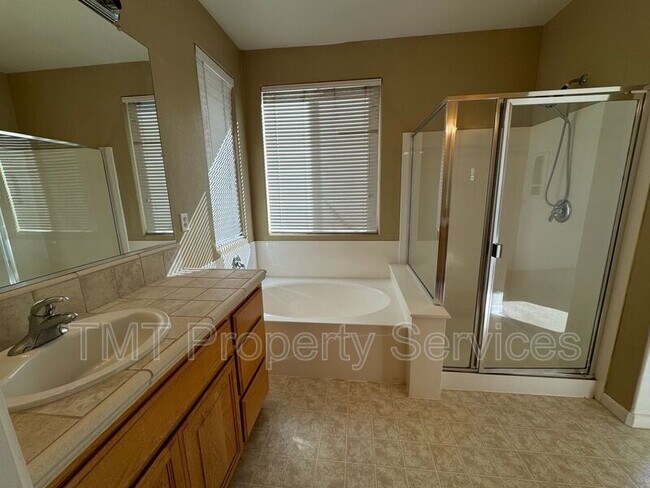 Building Photo - 3066 Staysail St