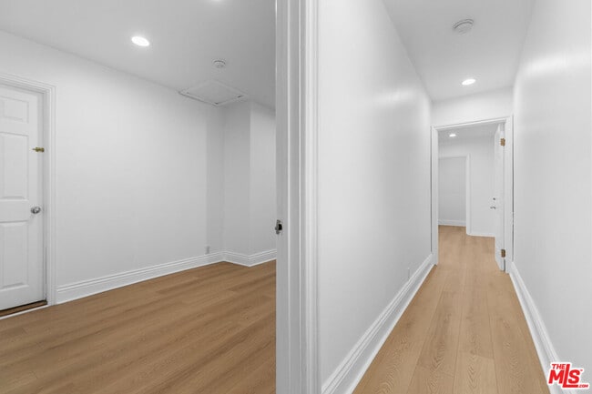 Building Photo - 3913 S Budlong Ave