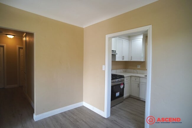 Building Photo - Adorable 4 Bedroom Bungalow!