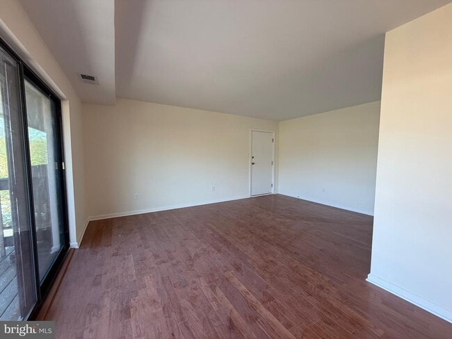 Building Photo - 2754 Hollywood Rd