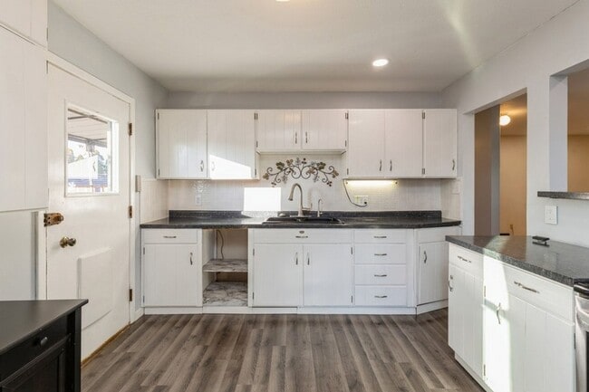 Building Photo - HOLIDAY LEASING SPECIAL!! 2 Bed, 1.5 Bath Home in Ankeny