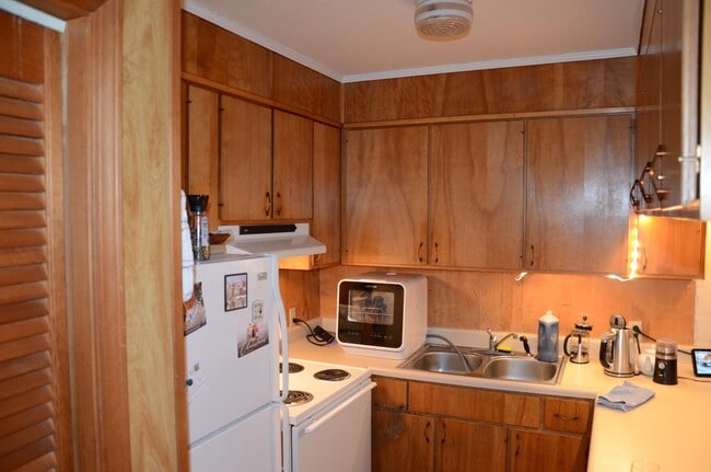 Building Photo - 210 Westview Dr