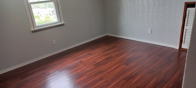 Building Photo - 4 BEDROOM HOME IN MILLCREEK