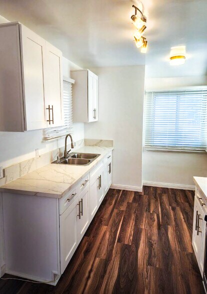 Building Photo - 2708 W 85th St