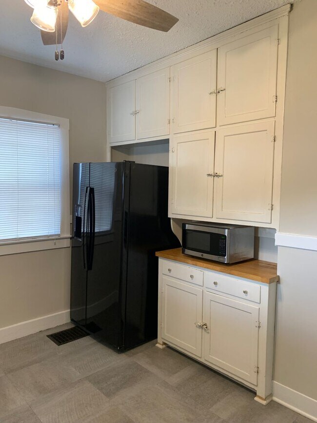 Building Photo - Beautiful 2 Bedroom 1 Bath, Newly Updated!