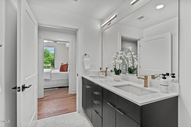 Building Photo - **OFFERING 50% OFF THE FIRST MONTH'S RENT*...