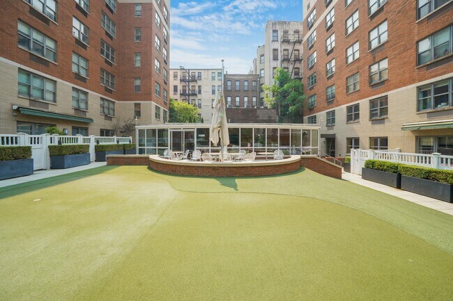 Building Photo - 516 W 47th St