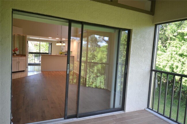 Building Photo - 226 Woodlake Wynde