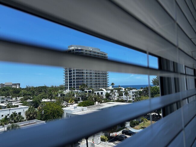 Building Photo - Updated 1 Bedroom 1 Bath Condo - Steps from Fort Lauderdale Beach!