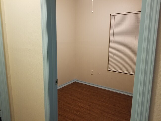 mini bd rm / computer rm - 318 Hollenbeck Ave