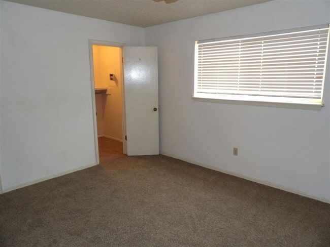 Building Photo - 6405 NW Oak Ave