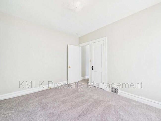 Building Photo - 533 Gage St