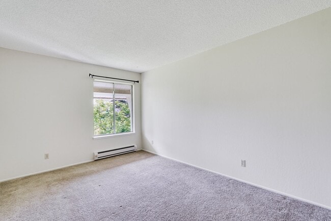 Building Photo - Top Floor Unit - Balcony - Elevator Access - Community Pool & Tennis Court