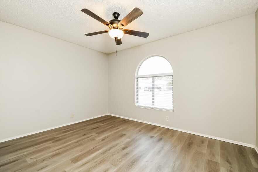 Building Photo - 503 W Cheyenne Dr