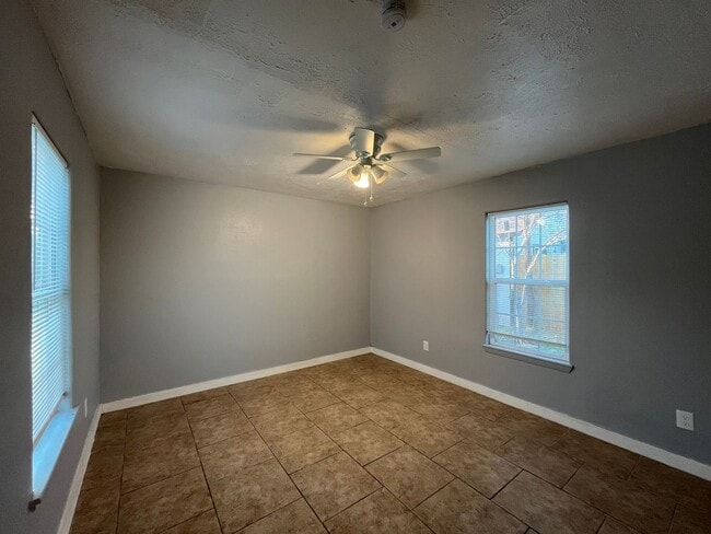 Building Photo - TULOSO MIDWAY WITH WATER AND ELECTRIC INCLUDED!!