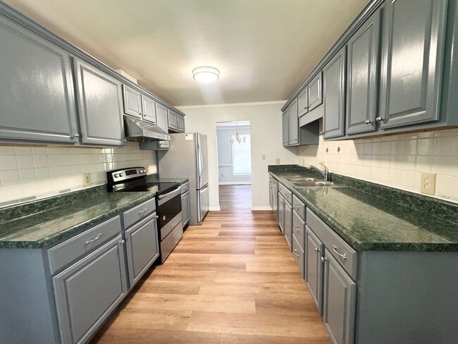 Building Photo - 102 Hunters Trail W