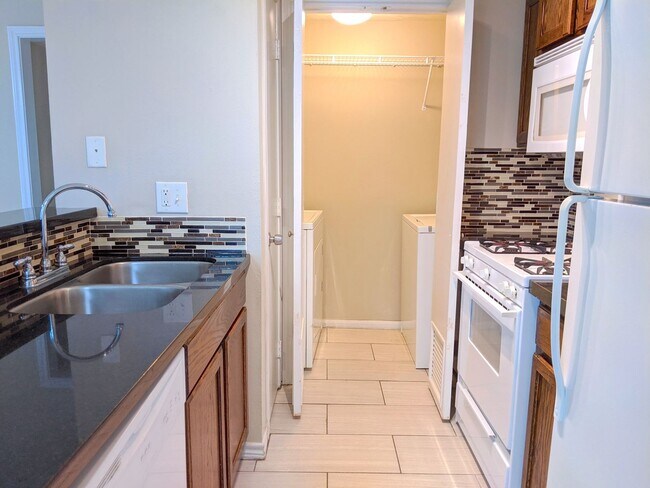 Building Photo - IMMEDIATE MOVE IN!!!  AMAZING 4 BED/3.5 BA...