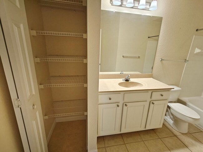 Building Photo - Beautiful 3 Bedroom, 2 Bathroom Townhome with Garage – Pet Friendly!