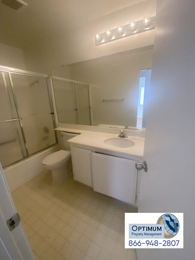Building Photo - Charming 3-Bedroom, 2-Bathroom Home with E...