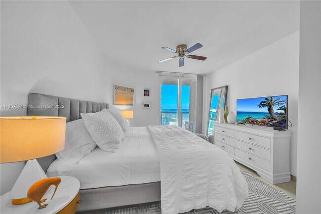Building Photo - 16425 Collins Ave