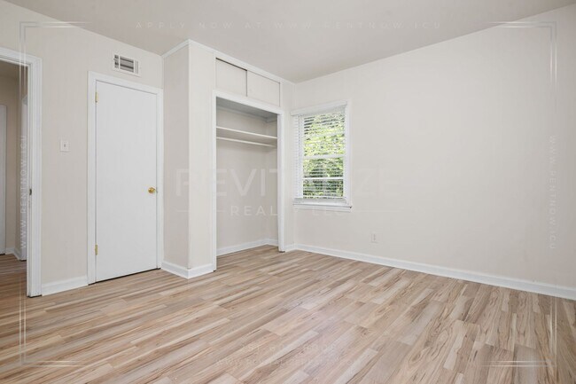 Building Photo - 2505 Robin Hood Dr